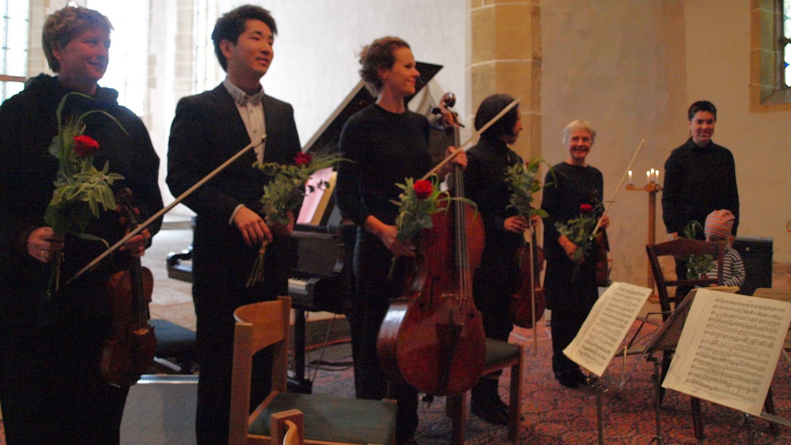 Das Ensemble Edelstoff und Pianist Waturu Hisasue begeistert die vielen Zuhörer in der Frauenkirche.  Foto: Filitz