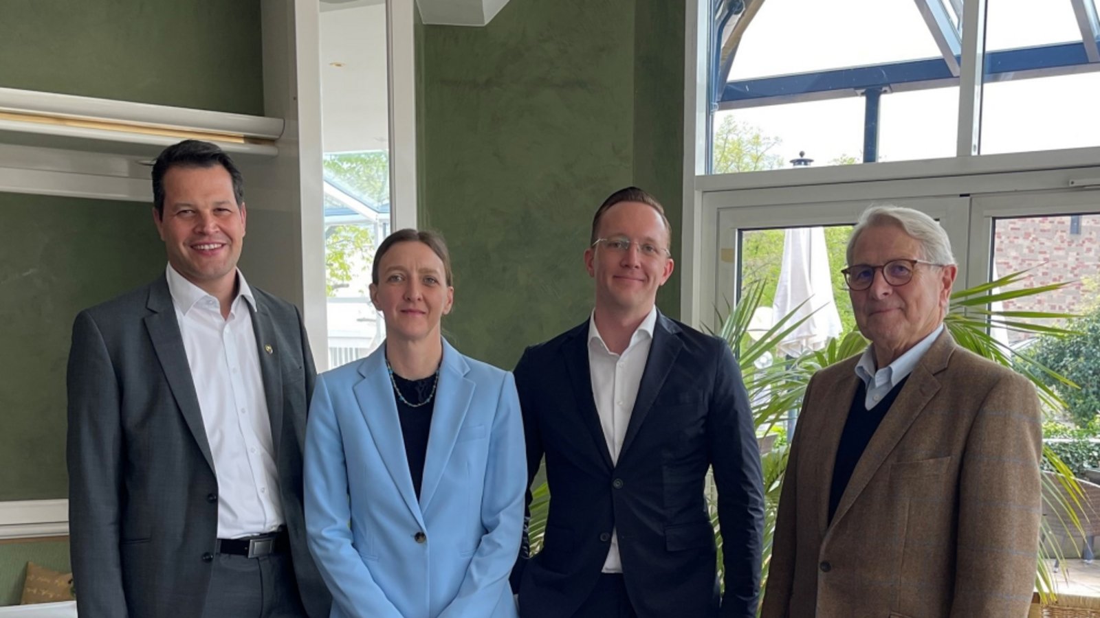 Der Kauf ist fix (von rechts): Wolfgang Scheidtweiler, Jan Kübler, Tamara Morgante und Bürgermeister Aaron Treut.  Foto: p