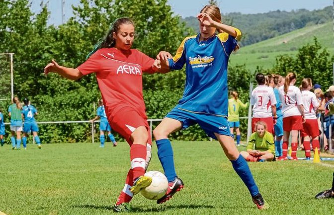 Für Furore gesorgt: Aleni Tiefenbach (links) marschiert mit dem SV Horrheim II bei den C-Juniorinnen zum Turniersieg.  Foto: Simecek