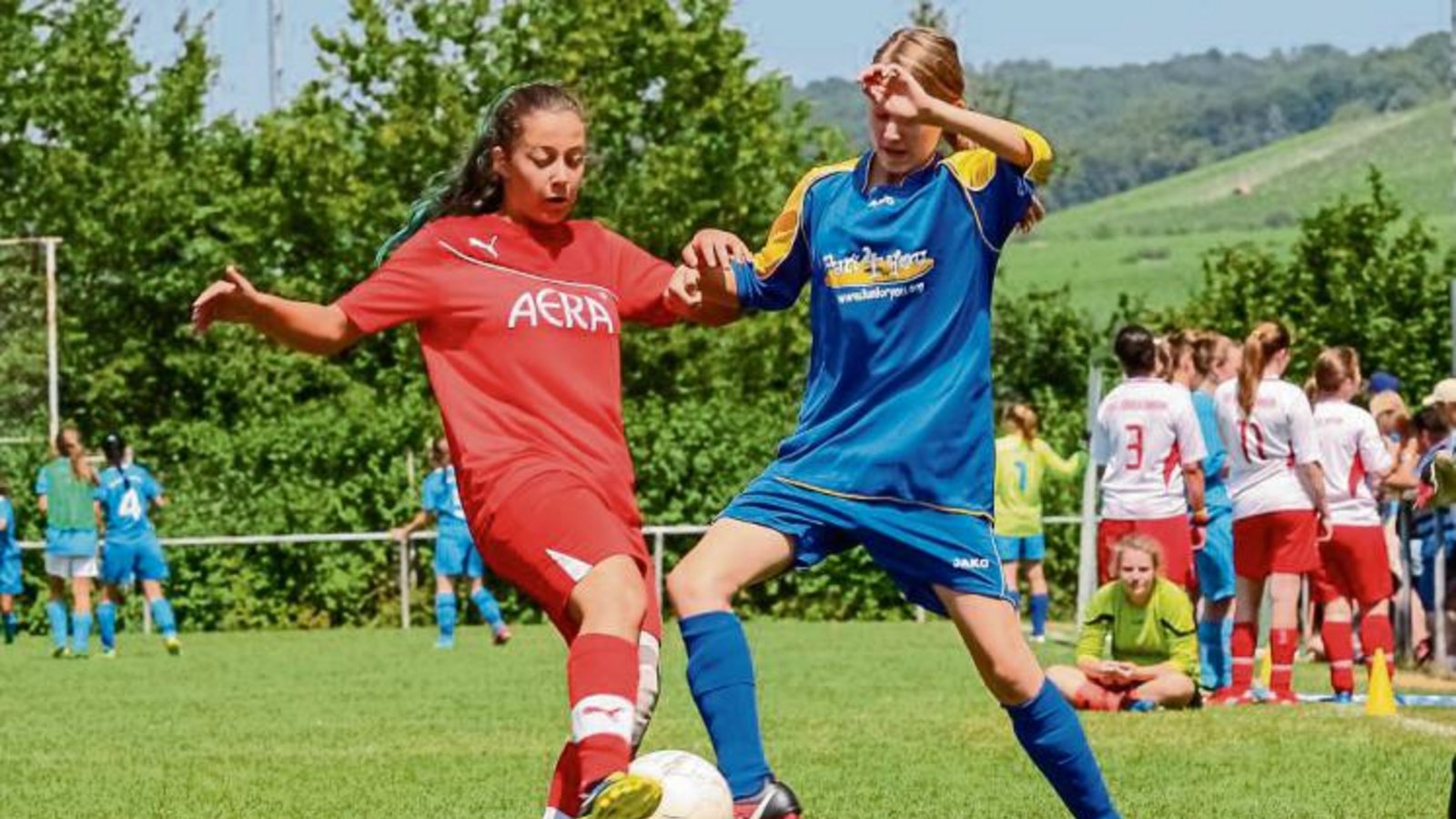 Für Furore gesorgt: Aleni Tiefenbach (links) marschiert mit dem SV Horrheim II bei den C-Juniorinnen zum Turniersieg. Foto: Simecek Für Furore gesorgt: Aleni Tiefenbach (links) marschiert mit dem SV Horrheim II bei den C-Juniorinnen zum Turniersieg. Foto: Simecek