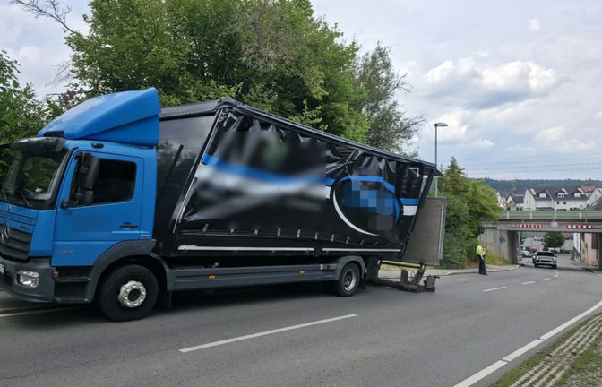 Ein weiterer Lastwagen ist in Magstadt an der S-Bahn-Brücke über der Schafhauser Straße hängen geblieben.<span class='image-autor'>SDMG</span>