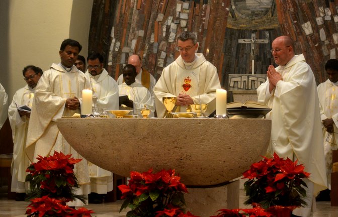 Der neue Dekan Dr. David Pankiraj (links) und sein Vorgänger Claus Schmidt (rechts) feierten mit Domkapitular Dr. Klaus Krämer am Freitag die Eucharistie.  <span class='image-autor'>Foto: Stahlfeld</span>