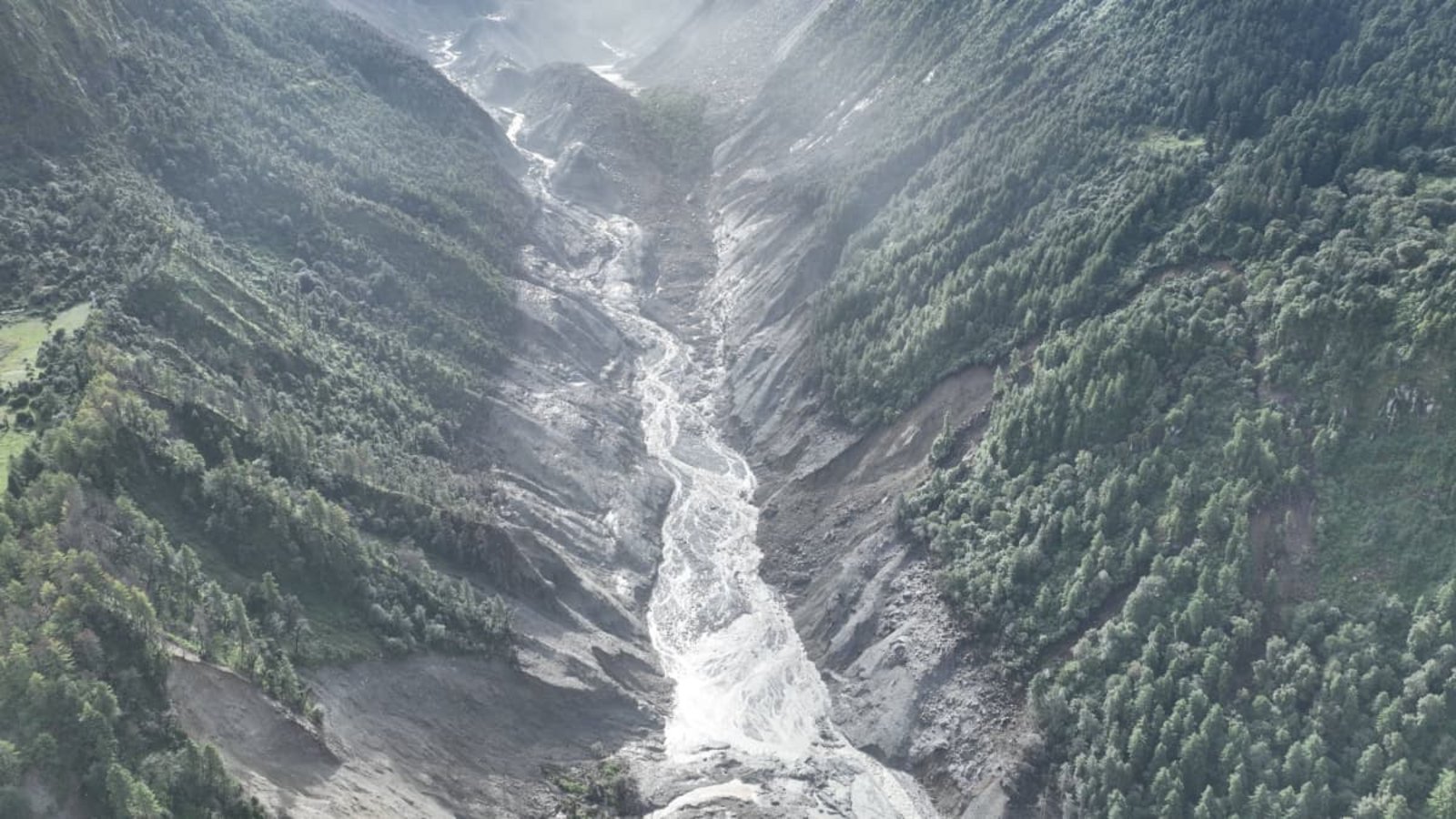 Ein Drohnenfoto zeigt ein von der Sturzflut betroffenes Gebiet. Nach der verheerenden Sturzflut im Grenzgebiet zwischen Nepal und China ist die Zahl der Opfer und der Vermissten weiter angestiegen.Jigme Dorje/XinHua/dpa