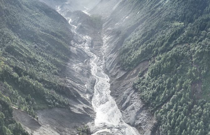 Ein Drohnenfoto zeigt ein von der Sturzflut betroffenes Gebiet. Nach der verheerenden Sturzflut im Grenzgebiet zwischen Nepal und China ist die Zahl der Opfer und der Vermissten weiter angestiegen.<span class='image-autor'>Jigme Dorje/XinHua/dpa</span>