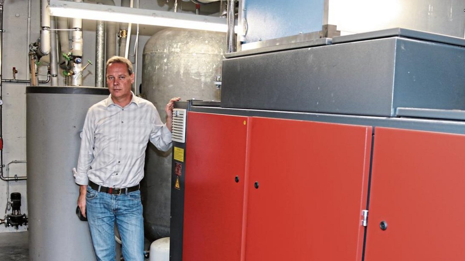 Martin Wennberg zeigt das Block-Heizkraftwerk, das Druckluft erzeugt. Foto: Bögel Martin Wennberg zeigt das Block-Heizkraftwerk, das Druckluft erzeugt. Foto: Bögel