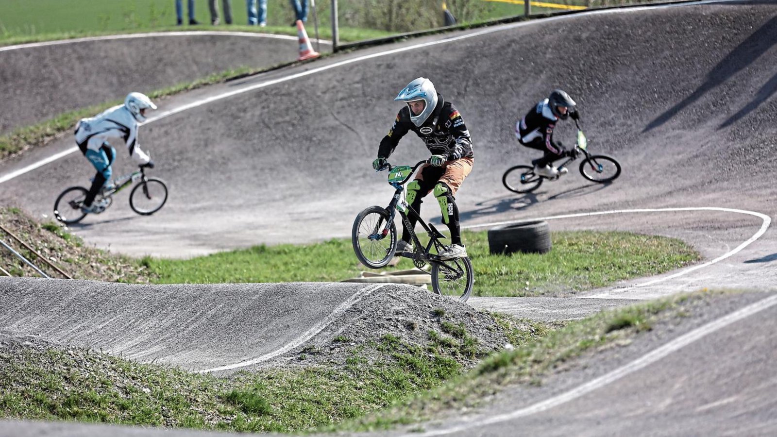 Die BMX-Bahn in Nussdorf bietet genügend Platz, dass sich die Fahrer nicht in die Quere kommen müssen – zumindest wenn sie im Training bewusst darauf achten. Fotos: Küppers Die BMX-Bahn in Nussdorf bietet genügend Platz, dass sich die Fahrer nicht in die Quere kommen müssen – zumindest wenn sie im Training bewusst darauf achten. Fotos: Küppers