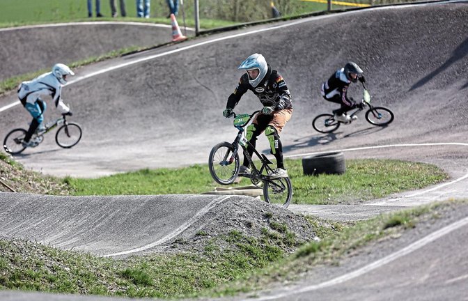 Die BMX-Bahn in Nussdorf bietet genügend Platz, dass sich die Fahrer nicht in die Quere kommen müssen – zumindest wenn sie im Training bewusst darauf achten. Fotos: Küppers