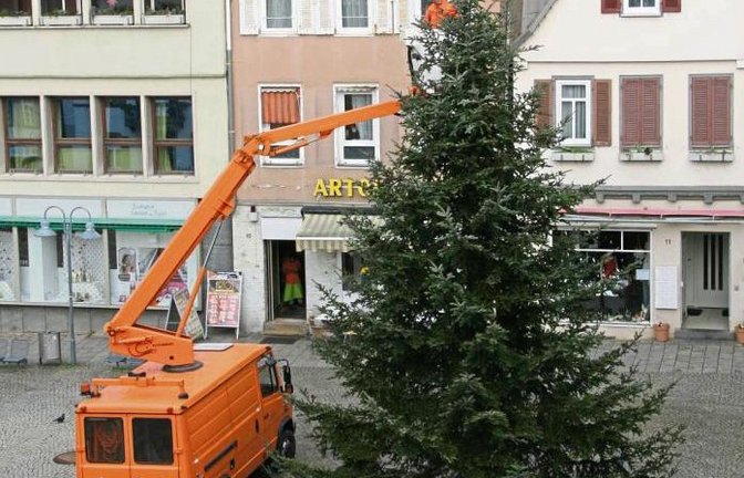 Weihnachten ist rum, der Christbaum am Vaihinger Marktplatz wird abgeschmückt.  sr