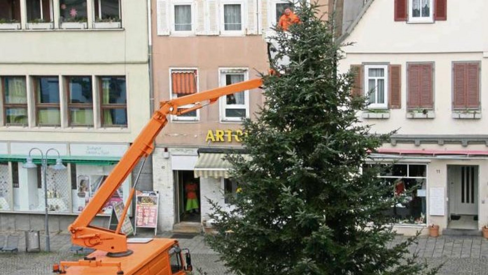 Weihnachten ist rum, der Christbaum am Vaihinger Marktplatz wird abgeschmückt.  sr