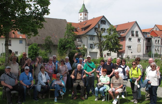 Die Wandergruppe des Sachsenheimer Albvereins vor der historischen Kulisse der Wangener Altstadt am Argenufer.  <span class='image-autor'>Foto: p</span>