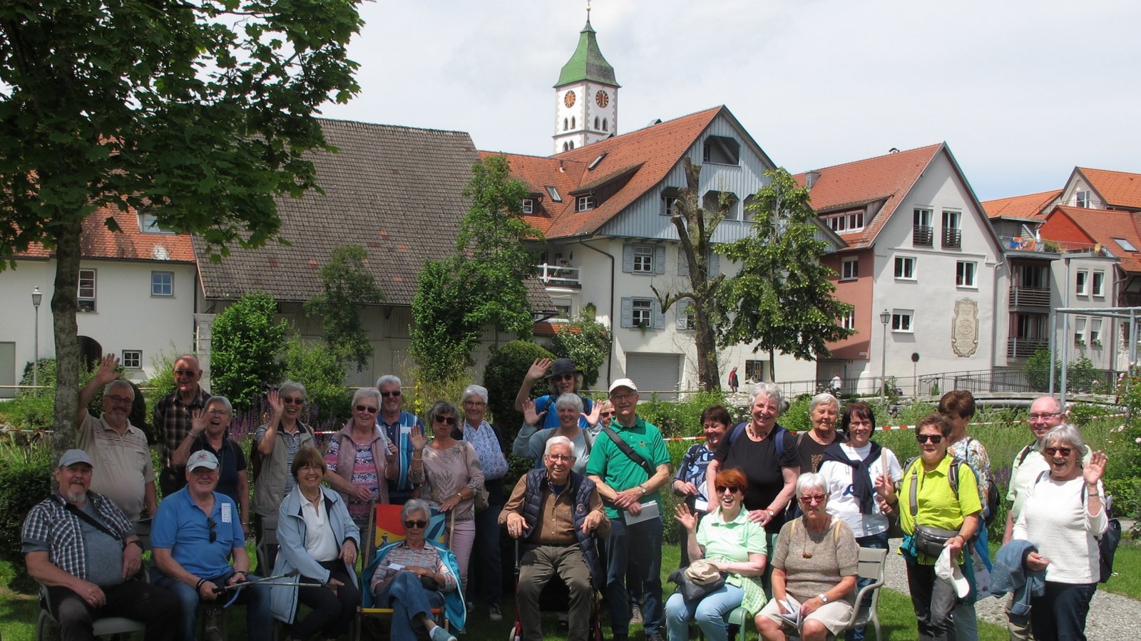 Die Wandergruppe des Sachsenheimer Albvereins vor der historischen Kulisse der Wangener Altstadt am Argenufer. Foto: p Die Wandergruppe des Sachsenheimer Albvereins vor der historischen Kulisse der Wangener Altstadt am Argenufer. Foto: p