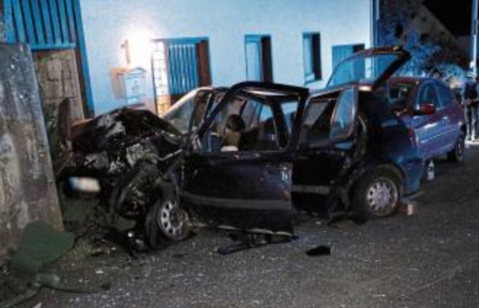 Ende einer nächtlichen Unfallfahrt im Sachsenheimer Stadtteil Spielberg. Foto: 7aktuell