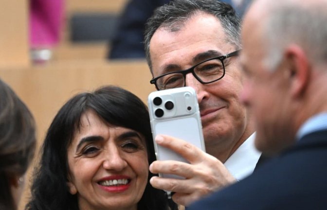 Manchmal macht er auch selbst gern ein Selfie - hier bei seiner Wahl zum Ministerpräsidenten.<span class='image-autor'>Marijan Murat/dpa</span>
