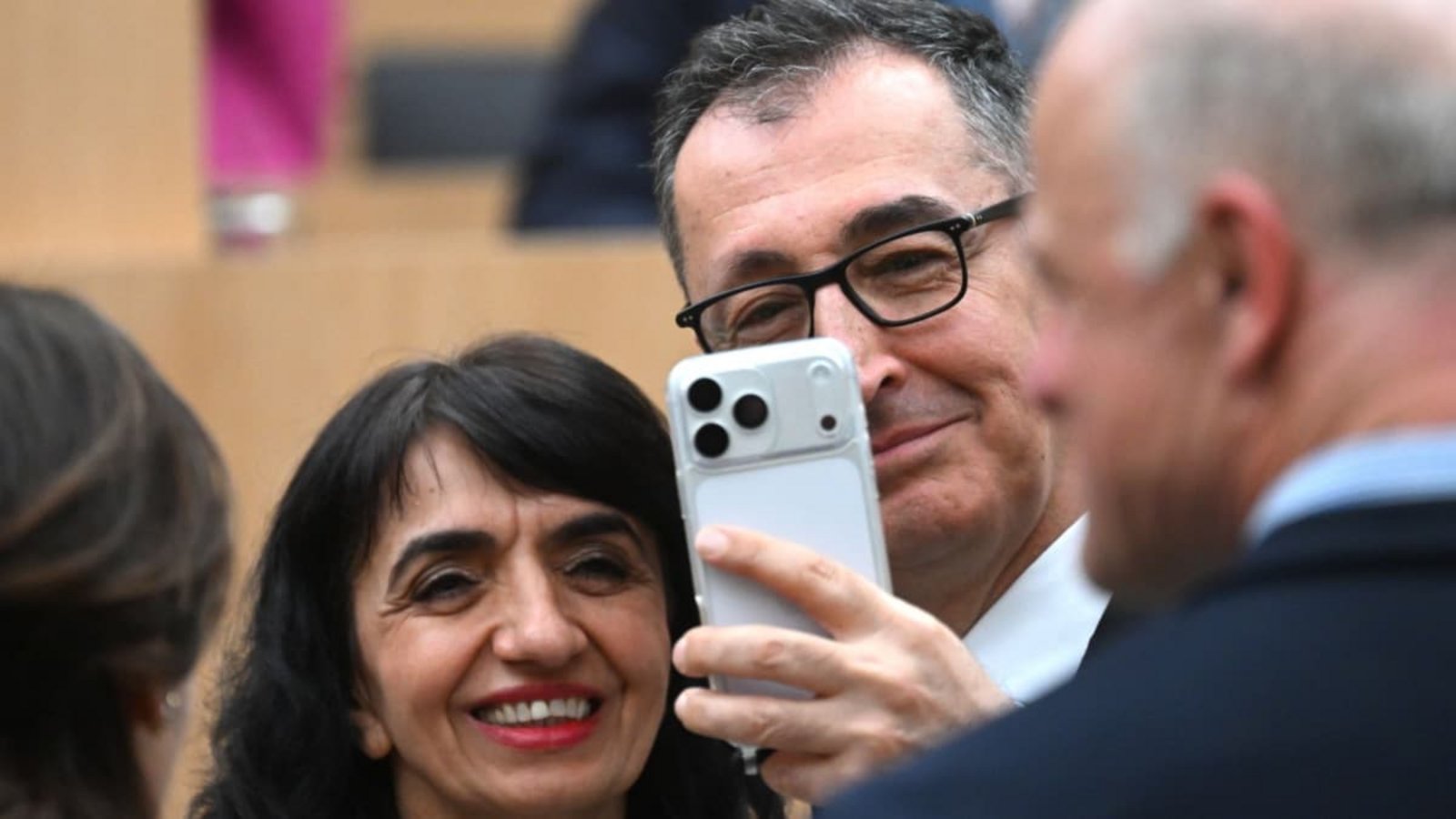 Manchmal macht er auch selbst gern ein Selfie - hier bei seiner Wahl zum Ministerpräsidenten.Marijan Murat/dpa Manchmal macht er auch selbst gern ein Selfie - hier bei seiner Wahl zum Ministerpräsidenten.Marijan Murat/dpa