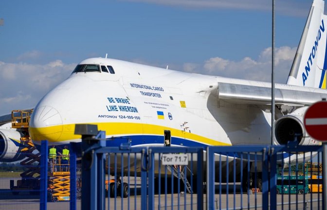 Im Visier: eine ukrainische Frachtmaschine auf dem Flughafen Leipzig/Halle. Die Maschine, neben der die Sprengstoff-Drohne entdeckt wurde, war mit Munition für die Ukraine beladen.<span class='image-autor'>Hendrik Schmidt/dpa</span>