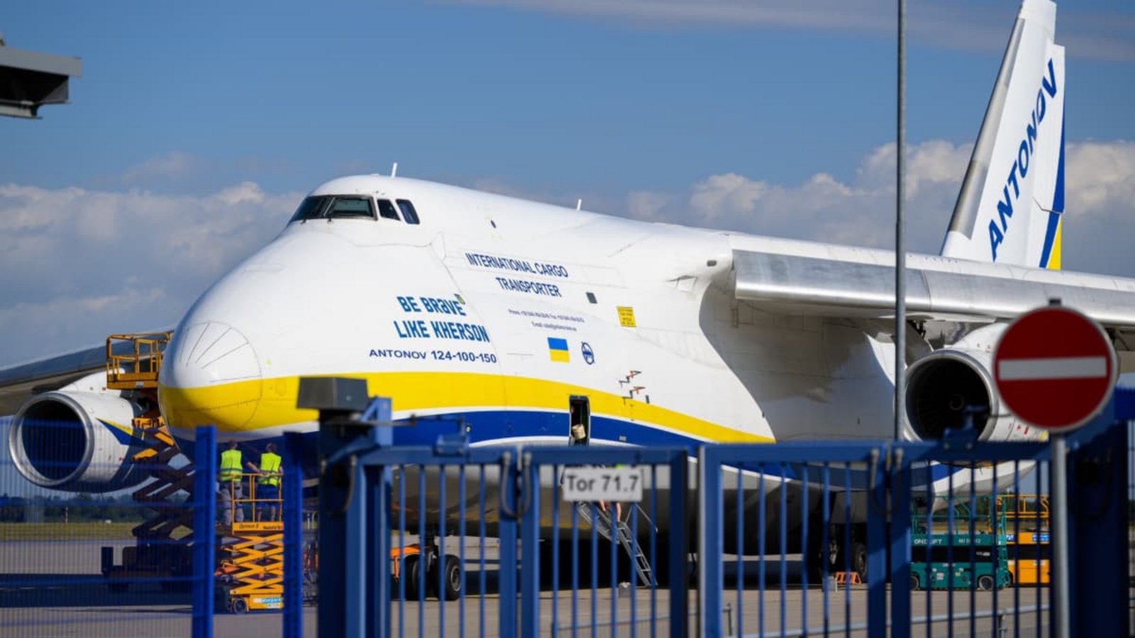 Im Visier: eine ukrainische Frachtmaschine auf dem Flughafen Leipzig/Halle. Die Maschine, neben der die Sprengstoff-Drohne entdeckt wurde, war mit Munition für die Ukraine beladen.Hendrik Schmidt/dpa Im Visier: eine ukrainische Frachtmaschine auf dem Flughafen Leipzig/Halle. Die Maschine, neben der die Sprengstoff-Drohne entdeckt wurde, war mit Munition für die Ukraine beladen.Hendrik Schmidt/dpa
