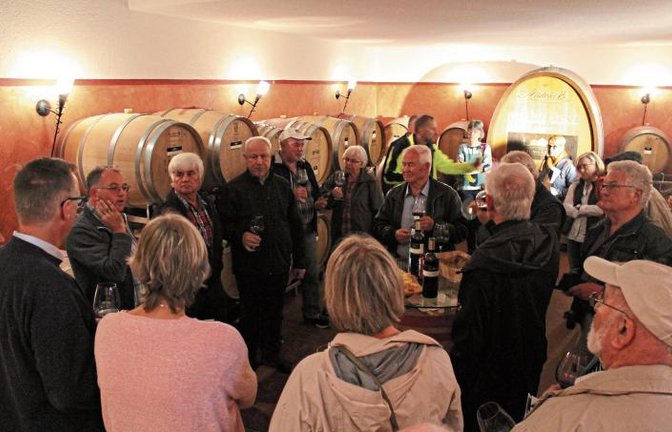 Bei einem Gläschen Wein wurden theologische Fragen angesprochen.  Foto: Pfisterer