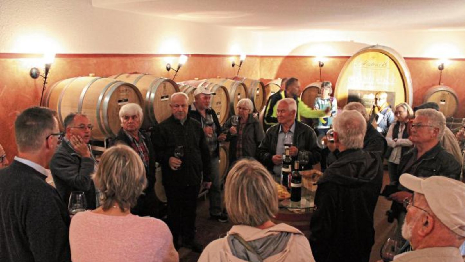 Bei einem Gläschen Wein wurden theologische Fragen angesprochen. Foto: Pfisterer Bei einem Gläschen Wein wurden theologische Fragen angesprochen. Foto: Pfisterer