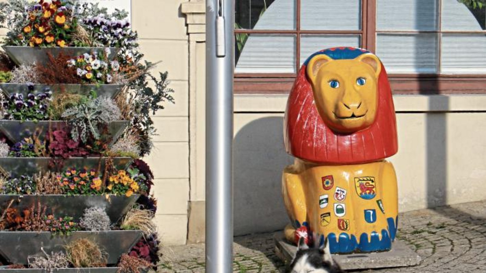 Wie gut, dass wenigstens die Großkatze aufs Vaihinger Rathaus aufpasst – wenn schon der Hund in der Sonne döst. Foto: Rücker Wie gut, dass wenigstens die Großkatze aufs Vaihinger Rathaus aufpasst – wenn schon der Hund in der Sonne döst. Foto: Rücker