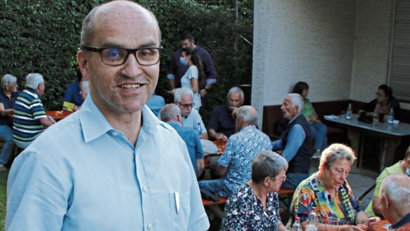 Der Illinger Bürgermeister Harald Eiberger stellt seine Verdienste im Garten des Kleintierzuchtheims vor. Foto: Bögel Der Illinger Bürgermeister Harald Eiberger stellt seine Verdienste im Garten des Kleintierzuchtheims vor. Foto: Bögel