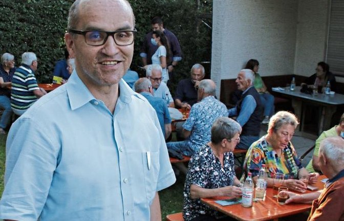 Der Illinger Bürgermeister Harald Eiberger stellt seine Verdienste im Garten des Kleintierzuchtheims vor. Foto: Bögel