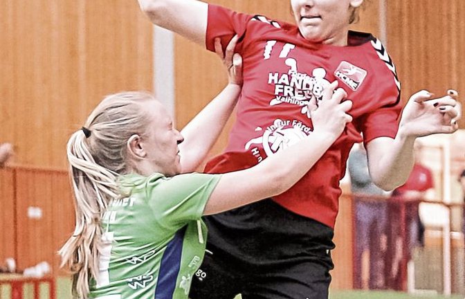 Maxine Brenner von der B-Jugend des HC Metter-Enz (am Ball) und ihre Gegenspielerin zeigen vollen Körpereinsatz. Die Mannschaft der Gastgeber wurde Zweiter in ihrem Turnier. Foto: Simecek