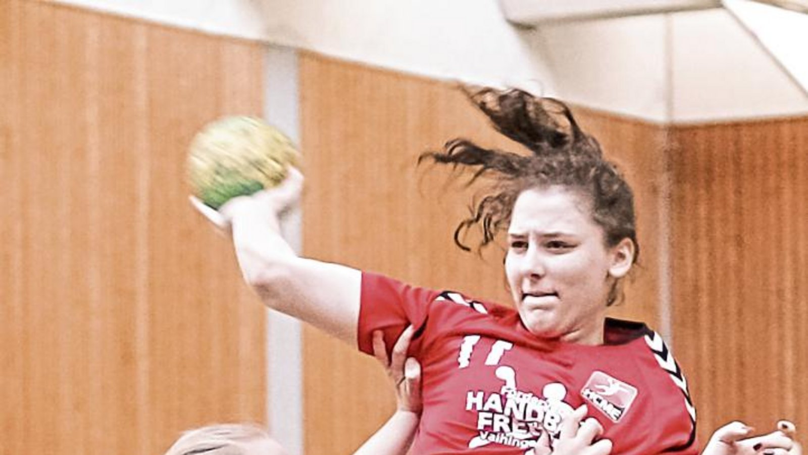 Maxine Brenner von der B-Jugend des HC Metter-Enz (am Ball) und ihre Gegenspielerin zeigen vollen Körpereinsatz. Die Mannschaft der Gastgeber wurde Zweiter in ihrem Turnier. Foto: Simecek Maxine Brenner von der B-Jugend des HC Metter-Enz (am Ball) und ihre Gegenspielerin zeigen vollen Körpereinsatz. Die Mannschaft der Gastgeber wurde Zweiter in ihrem Turnier. Foto: Simecek
