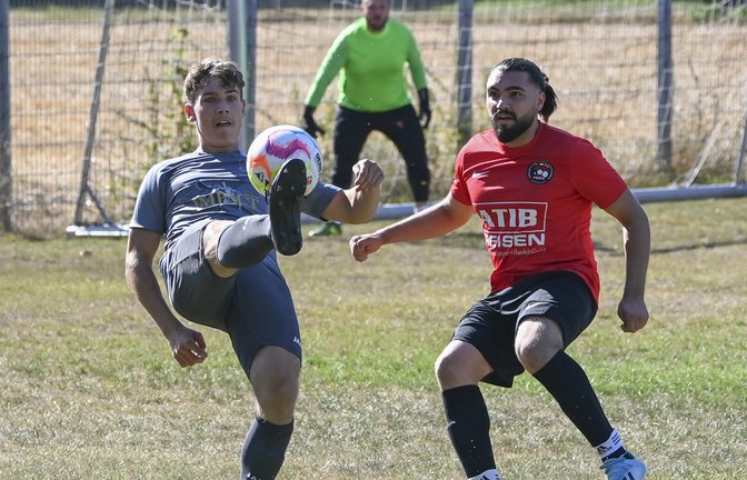 David Hanzouli (links) schoss gestern das 1:2 für den TSV Enzweihingen. <span class='image-autor'>Foto: Leitner</span>