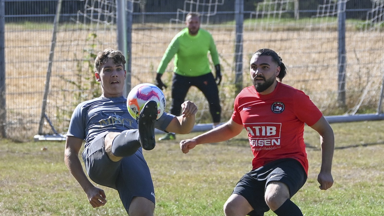 David Hanzouli (links) schoss gestern das 1:2 für den TSV Enzweihingen. Foto: Leitner David Hanzouli (links) schoss gestern das 1:2 für den TSV Enzweihingen. Foto: Leitner