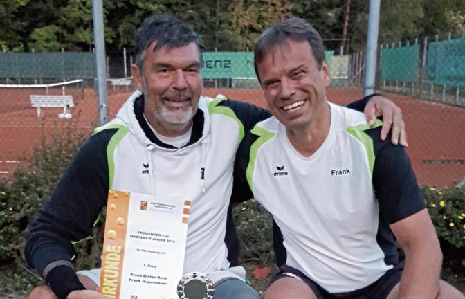 Klaus-Dieter Renz und Frank Huppenbauer (von links) freuen sich über die erfolgreiche Titelverteidigung in der Tennis-Hobbyrunde. Foto: privat