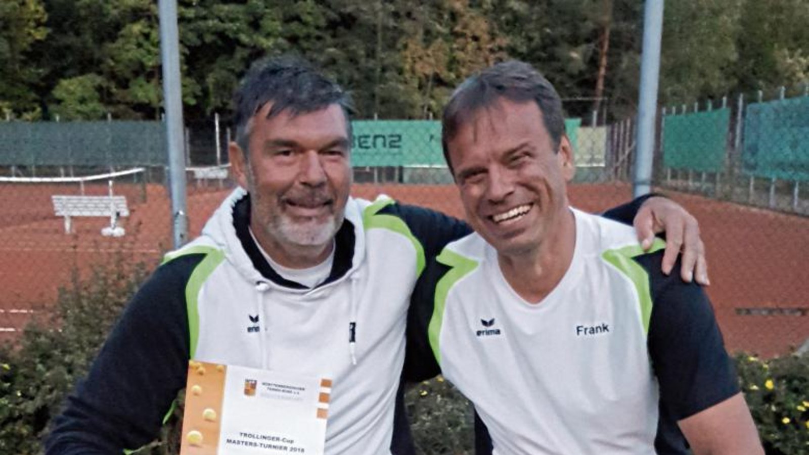 Klaus-Dieter Renz und Frank Huppenbauer (von links) freuen sich über die erfolgreiche Titelverteidigung in der Tennis-Hobbyrunde. Foto: privat