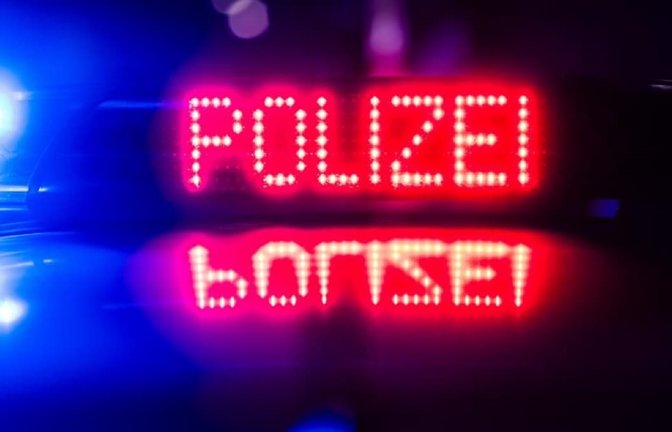 Kurioser Polizeieinsatz in Schramberg: Nach einer Unfallflucht fanden Beamte den mutmaßlichen Verursacher schlafend in einem Garten. Nun drohen mehrere Anzeigen. (Symbolfoto)<span class='image-autor'>Robert Michael/dpa</span>