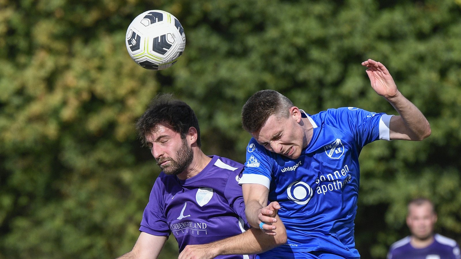 Gegen den FV Kirchheim hat die SGM Roßwag/Mühlhausen (links Manuel Dreibach, im Kopfballduell mit Johannes Demati) eine 1:3-Heimniederlage einstecken müssen. Foto: Leitner Gegen den FV Kirchheim hat die SGM Roßwag/Mühlhausen (links Manuel Dreibach, im Kopfballduell mit Johannes Demati) eine 1:3-Heimniederlage einstecken müssen. Foto: Leitner