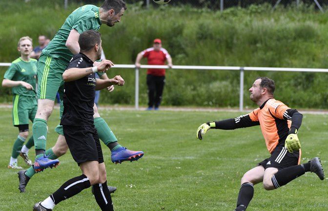 Sebastian Rapp vom SV Iptingen überwindet seinen Keeper Marco Euchenhofer mit einem Eigentor. <span class='image-autor'>Foto: Leitner</span>