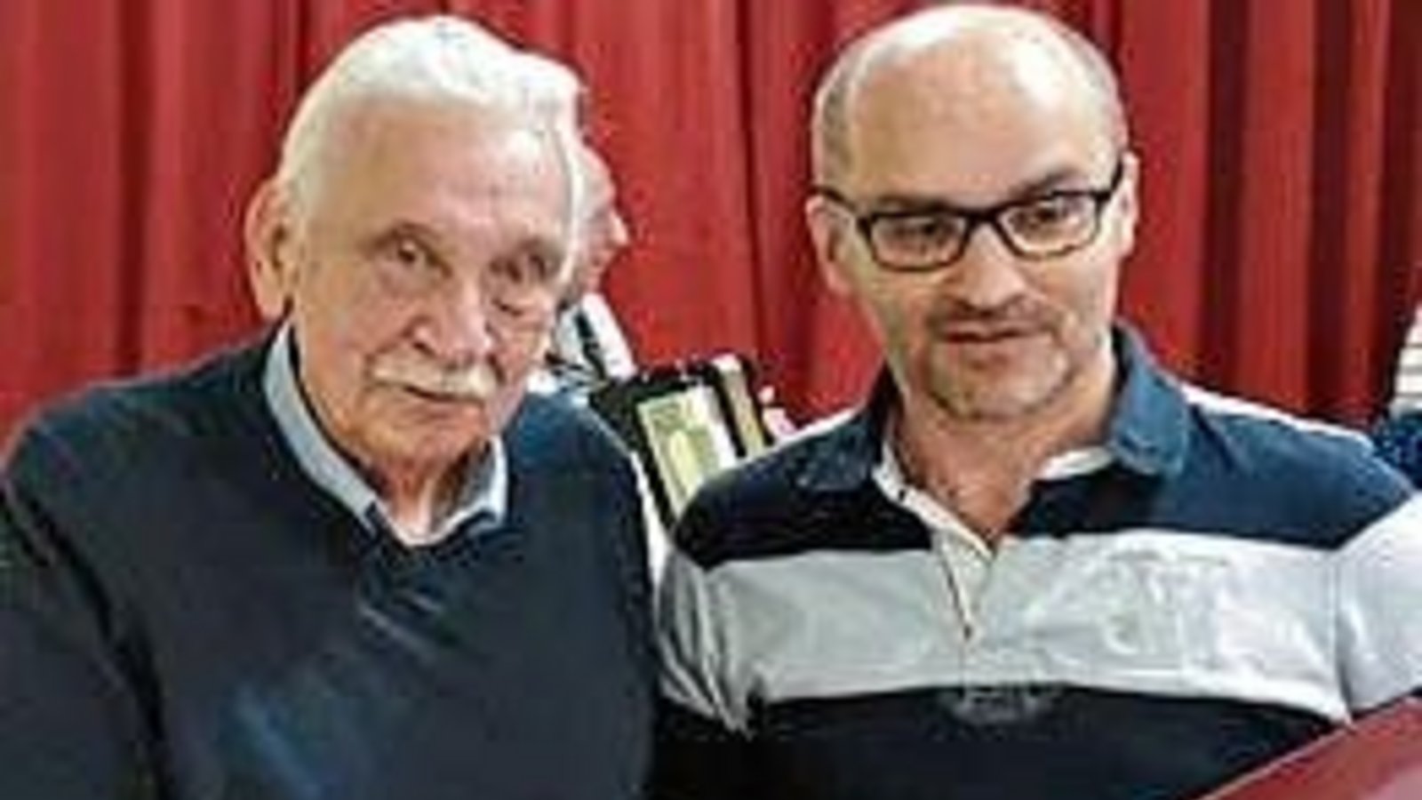 Der Bürgermeister (re.) dankt Prenzlin. Foto: p Der Bürgermeister (re.) dankt Prenzlin. Foto: p