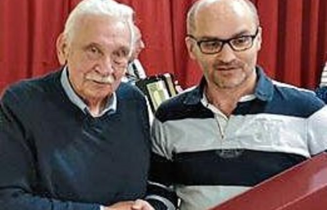 Der Bürgermeister (re.) dankt Prenzlin. Foto: p