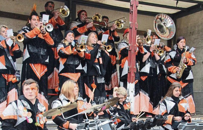 Mit Stimmungsliedern eröffnen die Hochdorfer Fleggafetzer auf dem Rathausplatz das neue Jahr. Fotos: Rostek