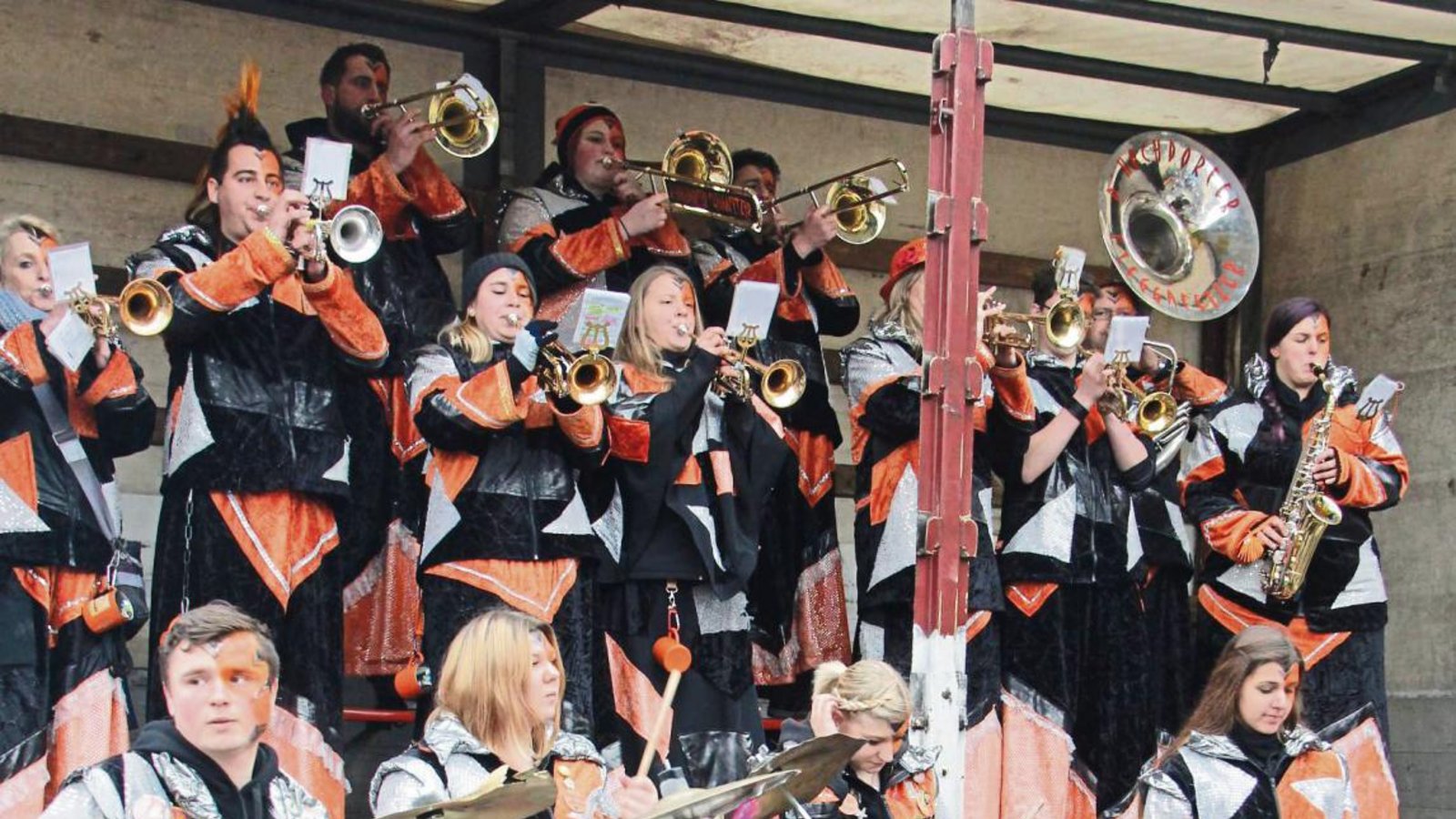 Mit Stimmungsliedern eröffnen die Hochdorfer Fleggafetzer auf dem Rathausplatz das neue Jahr. Fotos: Rostek Mit Stimmungsliedern eröffnen die Hochdorfer Fleggafetzer auf dem Rathausplatz das neue Jahr. Fotos: Rostek
