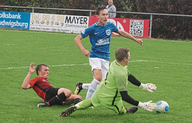 Emil Arnold spitzelt Yannick Rähmer zunächst den Ball im eigenen Strafraum vom Fuß, trifft den Vaihinger dann aber an den Hacken. Foto: Nachreiner