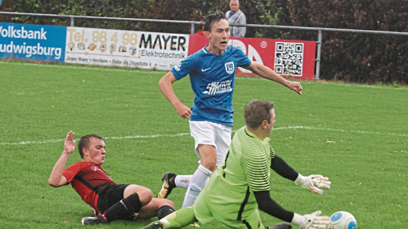 Emil Arnold spitzelt Yannick Rähmer zunächst den Ball im eigenen Strafraum vom Fuß, trifft den Vaihinger dann aber an den Hacken. Foto: Nachreiner Emil Arnold spitzelt Yannick Rähmer zunächst den Ball im eigenen Strafraum vom Fuß, trifft den Vaihinger dann aber an den Hacken. Foto: Nachreiner
