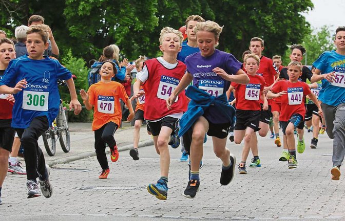 Volle Kraft voraus: Schüler zeigen beim Massenstart zu ihrem Lauf, dass sie mit Feuereifer dabei sind. In Oberriexingen gingen gestern Abend fast 400 Nachwuchsathleten an den Start.  Fotos: Küppers