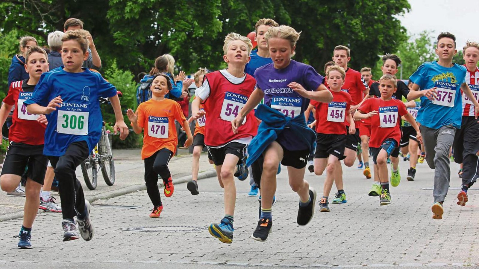 Volle Kraft voraus: Schüler zeigen beim Massenstart zu ihrem Lauf, dass sie mit Feuereifer dabei sind. In Oberriexingen gingen gestern Abend fast 400 Nachwuchsathleten an den Start.  Fotos: Küppers