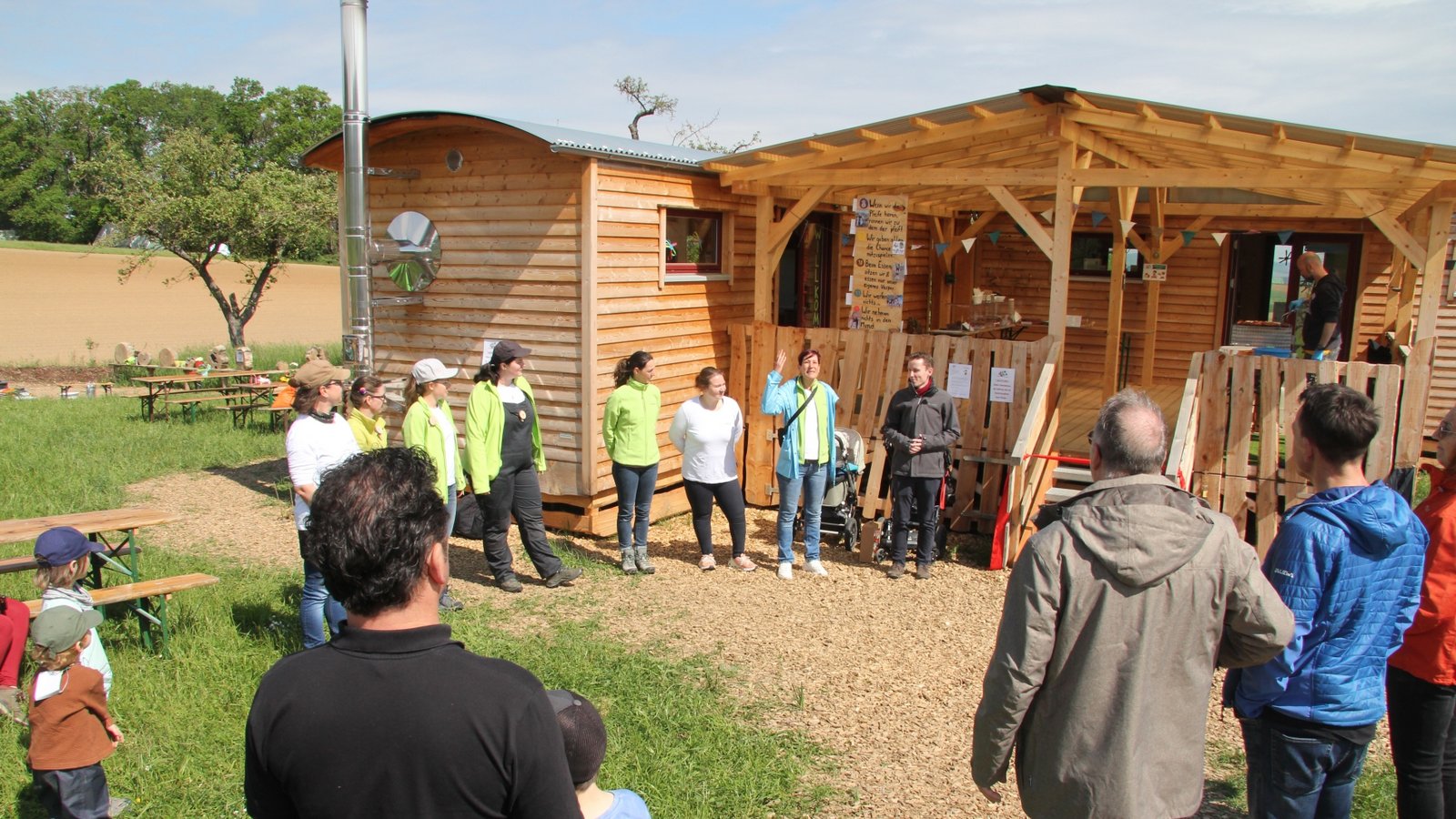 Der schmucke Holzbau in der Nähe des Waldrandes ist ein echter Hingucker.
