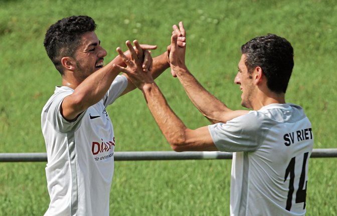 Bis jetzt hatten Hakan Atalay (links) und Sinan Yilmaz oft Grund zum Jubeln. Tabellenführer Riet hat in 14 Spielen 64 Tore geschossen. Foto: Nachreiner