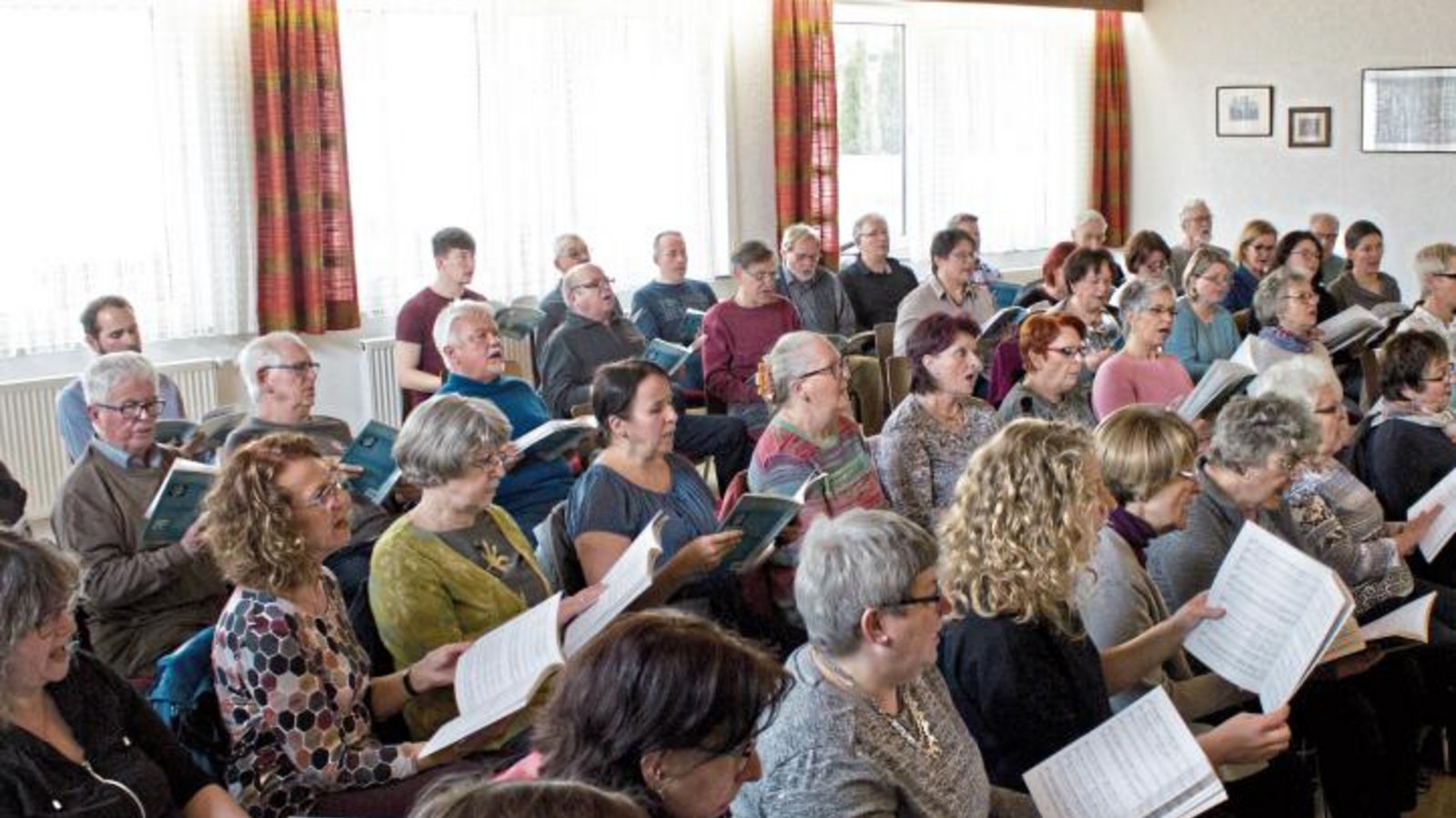 Intensiv wird der Chorsatz geprobt.  Foto: Friedrich