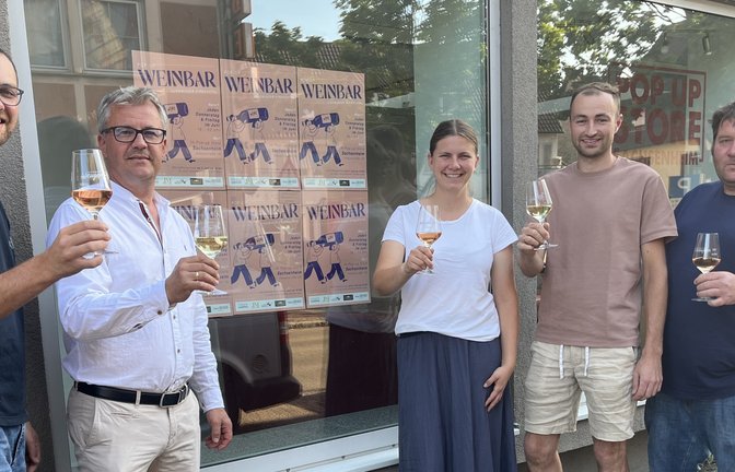 Prost (von links): Hannes Weiberle, Friedrich Baumgärtner, Jule Mayr, Josua Baumgärtner und Gerd Keller.  <span class='image-autor'>Foto: Glemser</span>