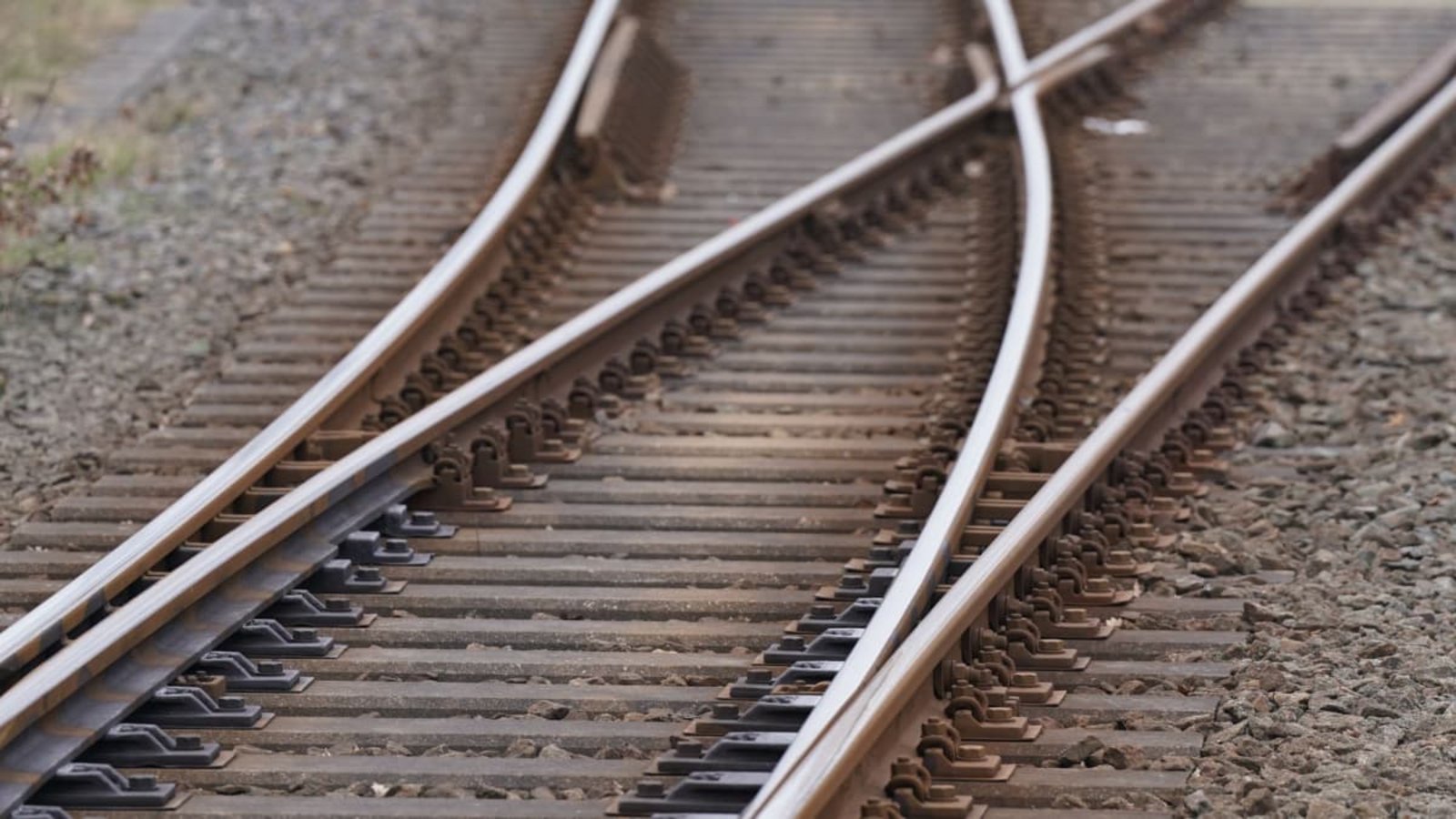 Eine Schiene wurde wegen eines gefährlichen Eingriffs in den Bahnverkehr beschädigt. Wer ist dafür verantwortlich? (Symbolfoto)Marcus Brandt/dpa Eine Schiene wurde wegen eines gefährlichen Eingriffs in den Bahnverkehr beschädigt. Wer ist dafür verantwortlich? (Symbolfoto)Marcus Brandt/dpa
