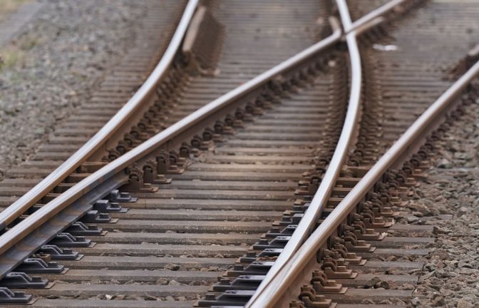 Eine Schiene wurde wegen eines gefährlichen Eingriffs in den Bahnverkehr beschädigt. Wer ist dafür verantwortlich? (Symbolfoto)<span class='image-autor'>Marcus Brandt/dpa</span>