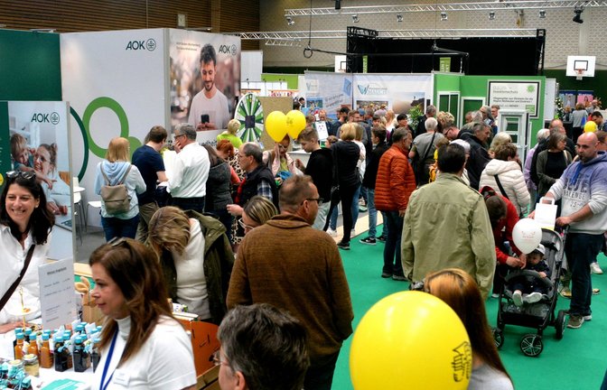 Blick in den Saal: Viele Gäste nutzten die Messe, um Bekannte wiederzusehen.  <span class='image-autor'>Fotos: Stahlfeld</span>