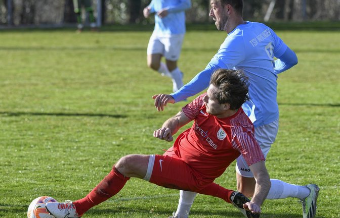 Lukas Wizemann (rotes Trikot) macht mit dem TSV Nussdorf im Heimspiel gegen den TSV Merklingen vieles richtig. <span class='image-autor'>Foto: Leitner</span>